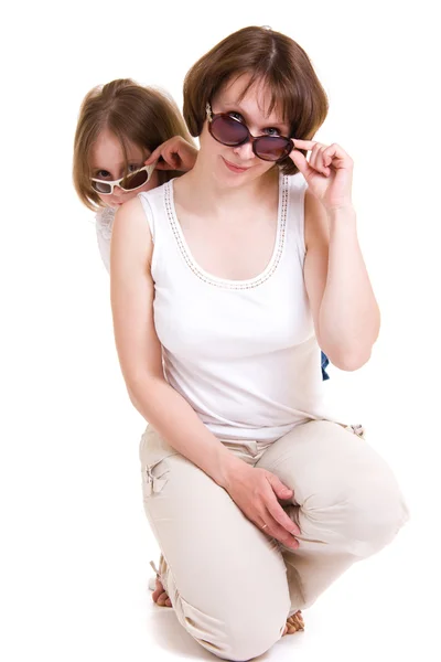 Мать и дочь в солнечных очках на белом фоне . — стоковое фото
