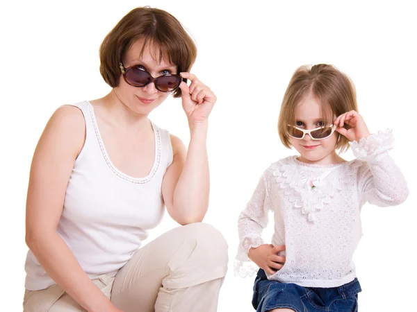 Moeder en dochter in zonnebril op witte achtergrond. — Stockfoto