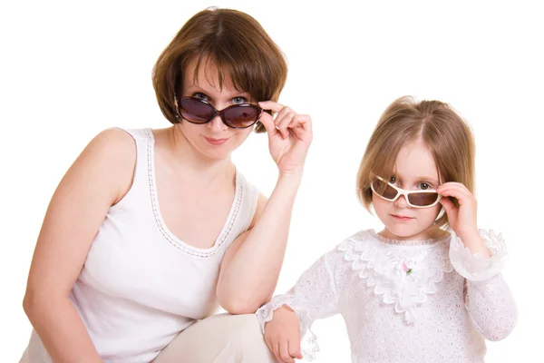 Mère et fille en lunettes de soleil sur fond blanc . — Photo