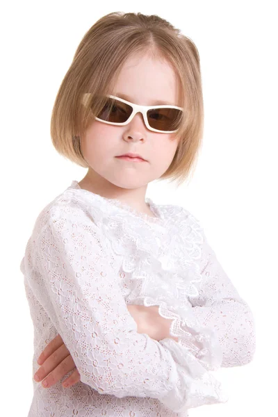 Enfant en lunettes de soleil sur fond blanc . — Photo