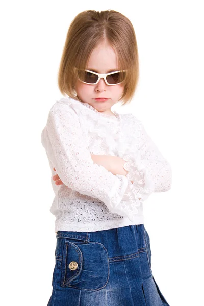Niño en gafas de sol sobre fondo blanco . — Foto de Stock