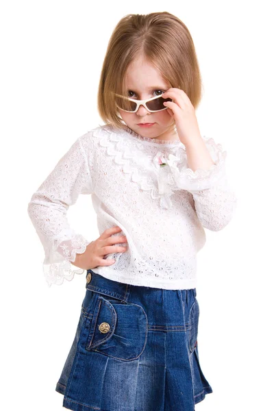 Kind in zonnebril op witte achtergrond. — Stockfoto
