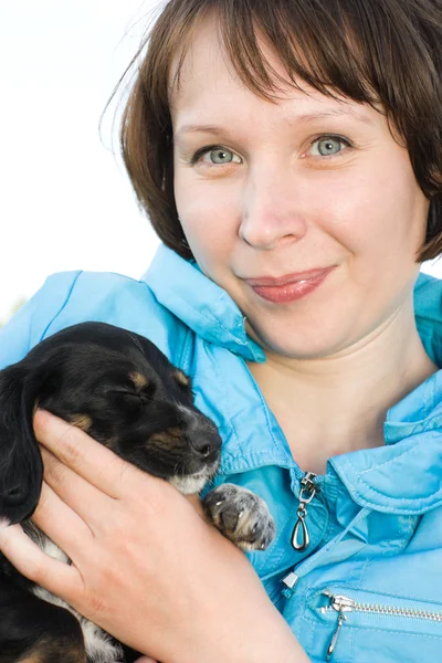 The woman with the puppy in her arms. — Stock Photo, Image