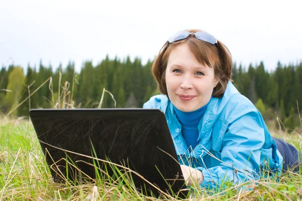 Donna d'affari con laptop in natura . — Foto Stock