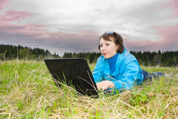 Business woman with laptop in nature. — Stock Photo, Image
