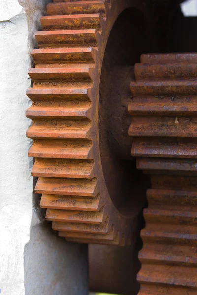 Piezas de maquinaria viejas corrosionadas . — Foto de Stock