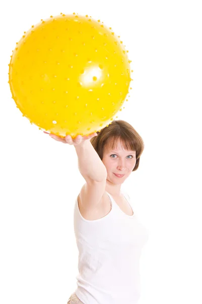 ผู้หญิงที่มีลูกบอลบนพื้นหลังสีขาว . — ภาพถ่ายสต็อก