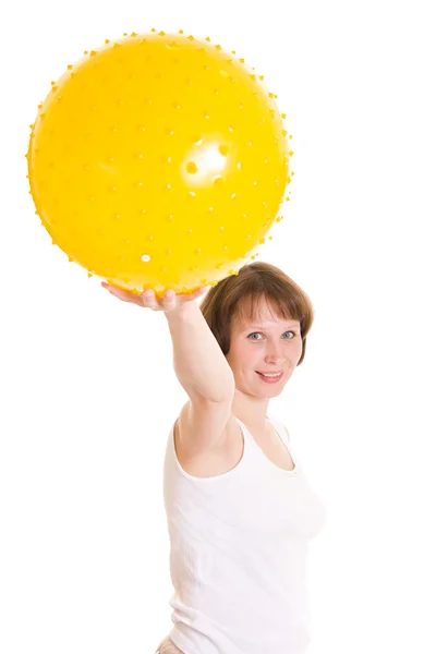 Frau mit Ball auf weißem Hintergrund. — Stockfoto