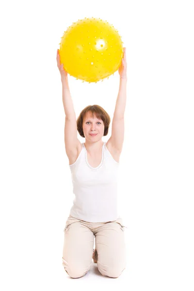 Vrouw met bal op witte achtergrond. — Stockfoto