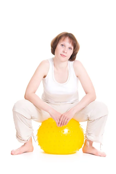 Vrouw met bal op witte achtergrond. — Stockfoto