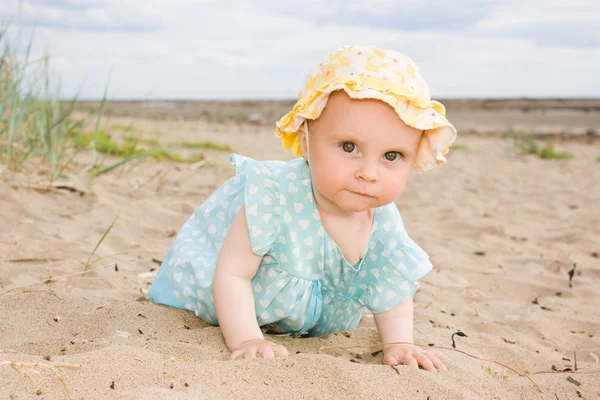 Baby kruipen op het strand. — Stockfoto