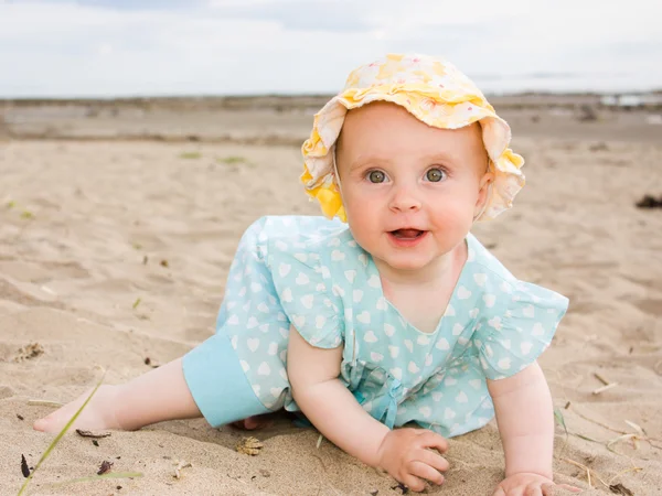Baby kruipen op het strand. — Stockfoto