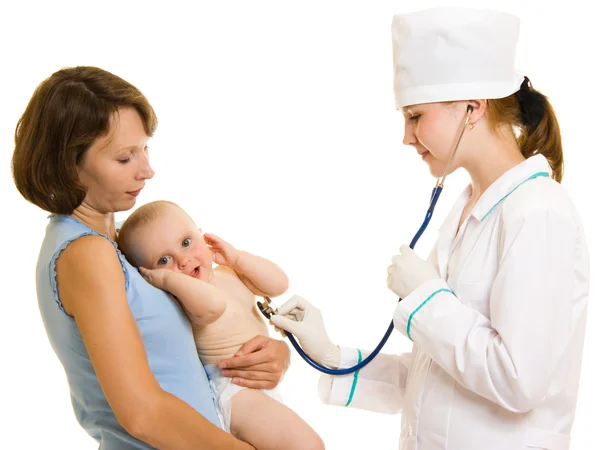 Doutor com um bebê em um fundo branco . — Fotografia de Stock