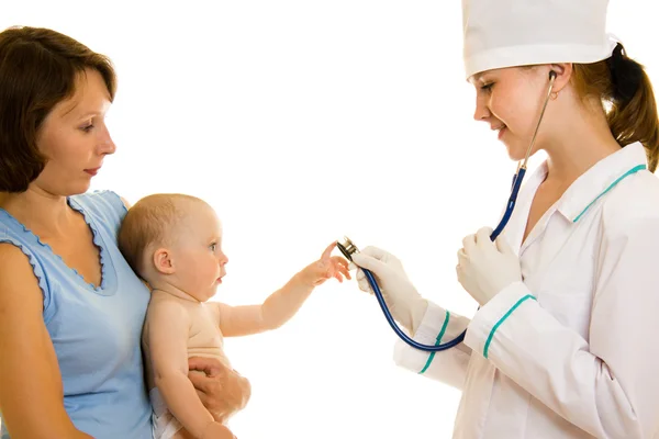 Doktor s dítětem na bílém pozadí. — Stock fotografie