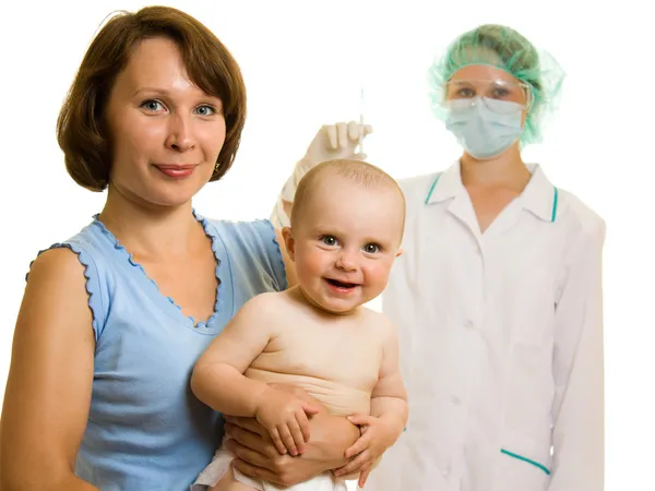 Doutor com um bebê em um fundo branco . — Fotografia de Stock