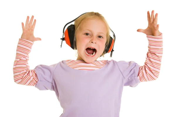 Kleines Mädchen hört Musik auf weißem Hintergrund — Stockfoto