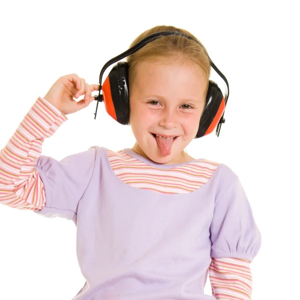 Маленька дівчинка слухає музику на білому тлі — стокове фото
