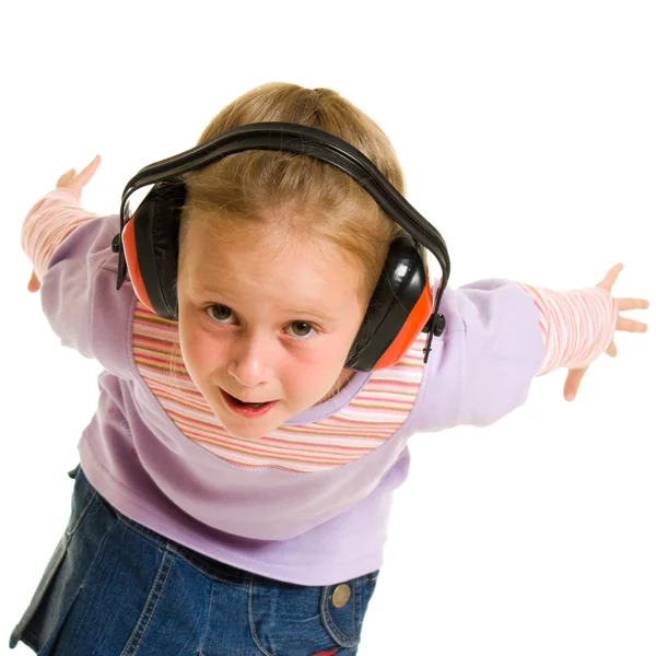 Маленькая девочка слушает музыку на белом фоне — стоковое фото