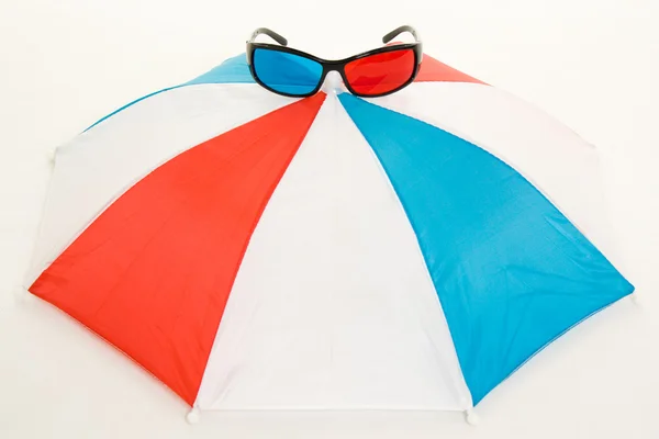 Bicchieri e un ombrello su sfondo bianco . — Foto Stock