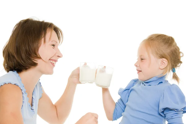 Anne ve kızı süt içecek. — Stok fotoğraf