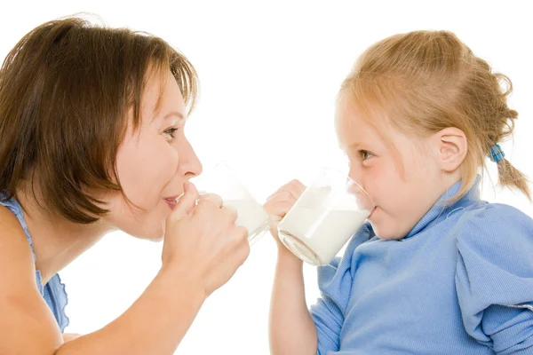 Mamma och dotter dricka mjölk. — Stockfoto