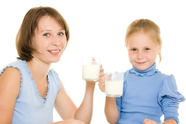 Μαμά και κόρη να πίνουν γάλα. — Φωτογραφία Αρχείου