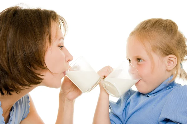 妈妈和女儿喝牛奶. — 图库照片