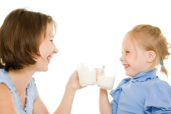 Mama i córka pije mleko. — Zdjęcie stockowe