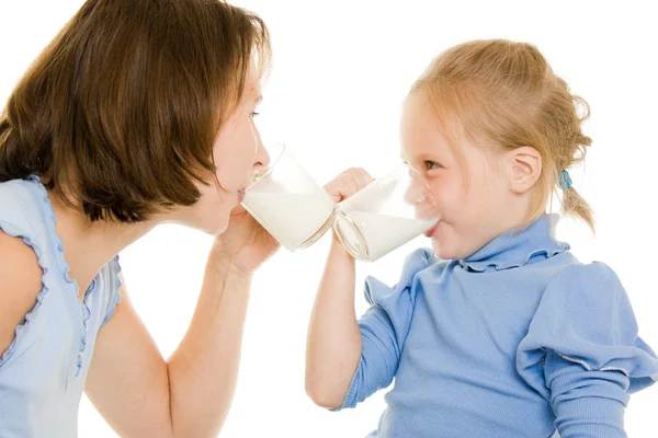 妈妈和女儿喝牛奶. — 图库照片