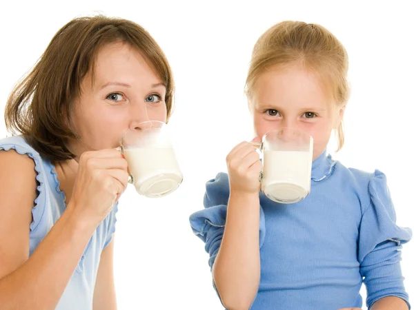 Мама и дочь пьют молоко. . — стоковое фото
