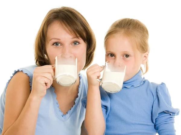 Mama i córka pije mleko. — Zdjęcie stockowe