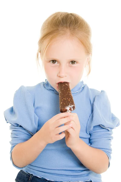 Девушка ест мороженое на белом фоне. — стоковое фото