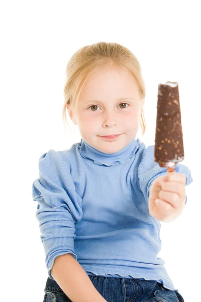 Dívka jíst zmrzlinu na bílém pozadí. — Stock fotografie
