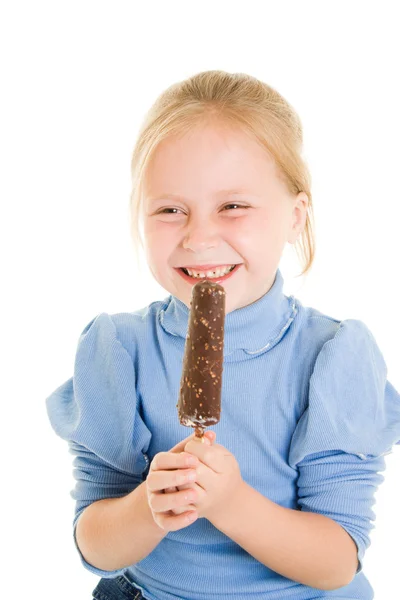 Dívka jíst zmrzlinu na bílém pozadí. — Stock fotografie