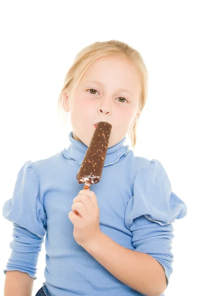 Девушка ест мороженое на белом фоне. — стоковое фото