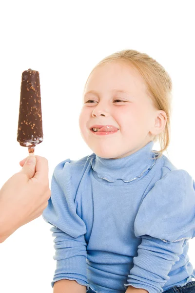 白い背景でアイスクリームを食べる女の子. — ストック写真