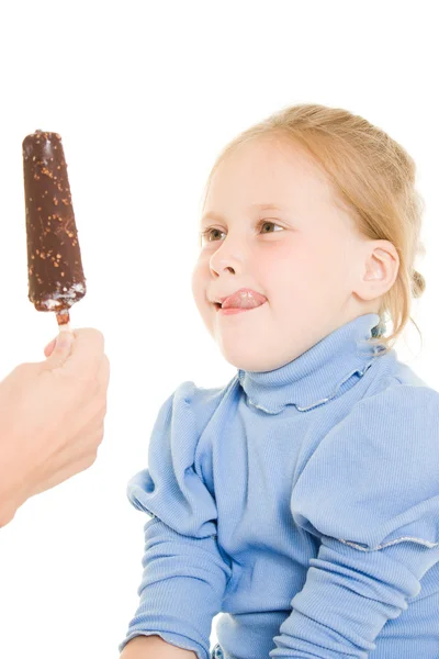 Ragazza mangiare gelato su uno sfondo bianco. — Foto Stock