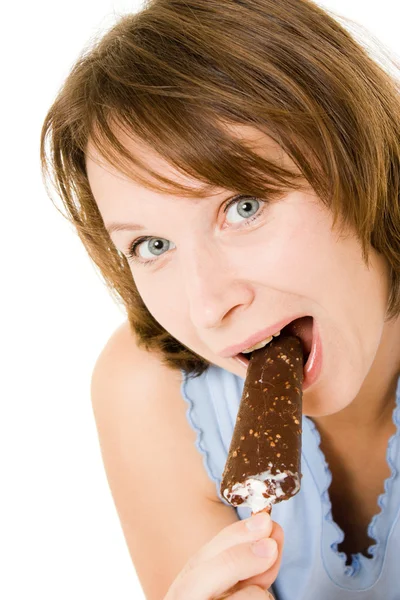 Nő eszik fagylaltot egy fehér háttér. — Stock Fotó