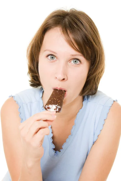 Žena jíst zmrzlinu na bílém pozadí. — Stock fotografie