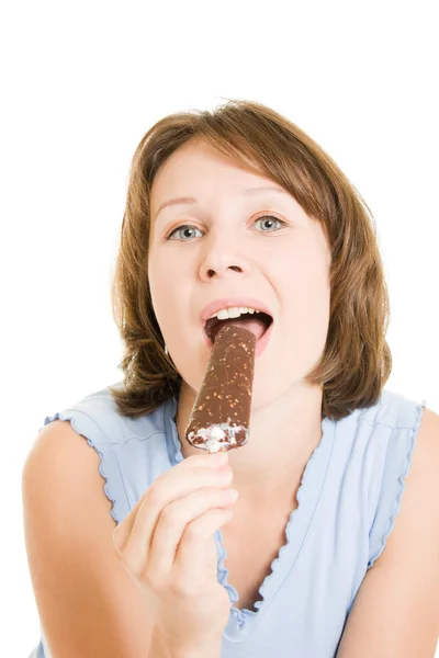 Женщина ест мороженое на белом фоне . — стоковое фото
