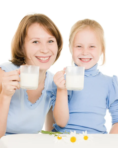 Mãe e filha bebem leite . — Fotografia de Stock