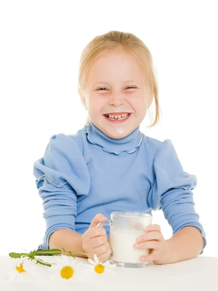 Kız beyaz bir arka plan üzerinde süt içme. — Stok fotoğraf