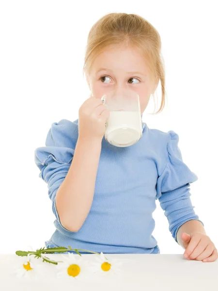 Девушка пьет молоко на белом фоне . — стоковое фото