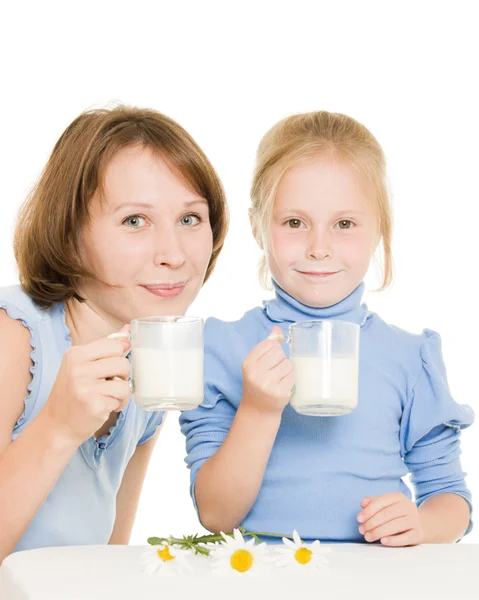 Máma a dcera pít mléko. — Stock fotografie