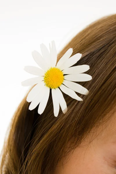 Menina com flor no cabelo . — Fotografia de Stock