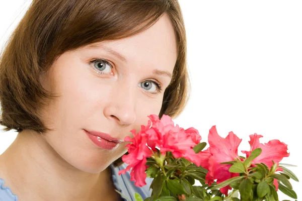 Девушка, нюхающая цветок на белом фоне . — стоковое фото
