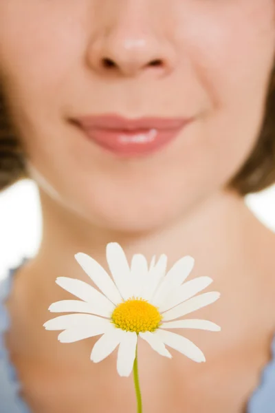 Dziewczynka wącha kwiat na białym tle. — Zdjęcie stockowe