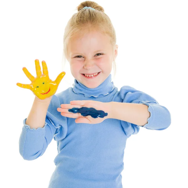 Roztomilá dívka hraje s barvami — Stock fotografie