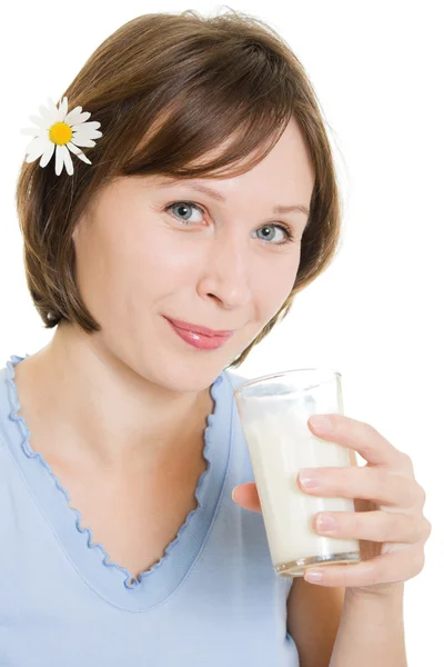 Kobiety do picia mleko na białym tle. — Zdjęcie stockowe