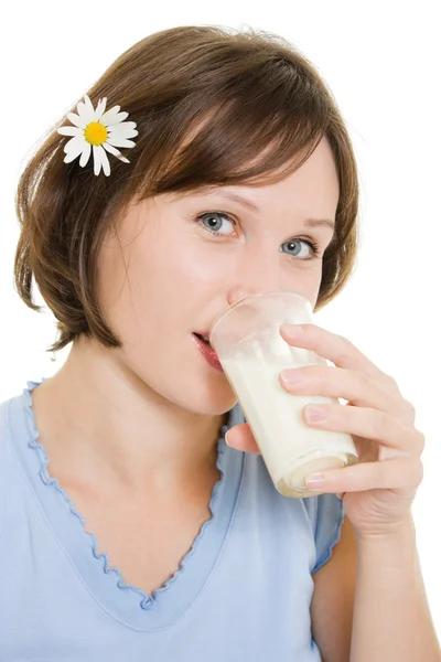 Kvinder drikker mælk på en hvid baggrund . - Stock-foto